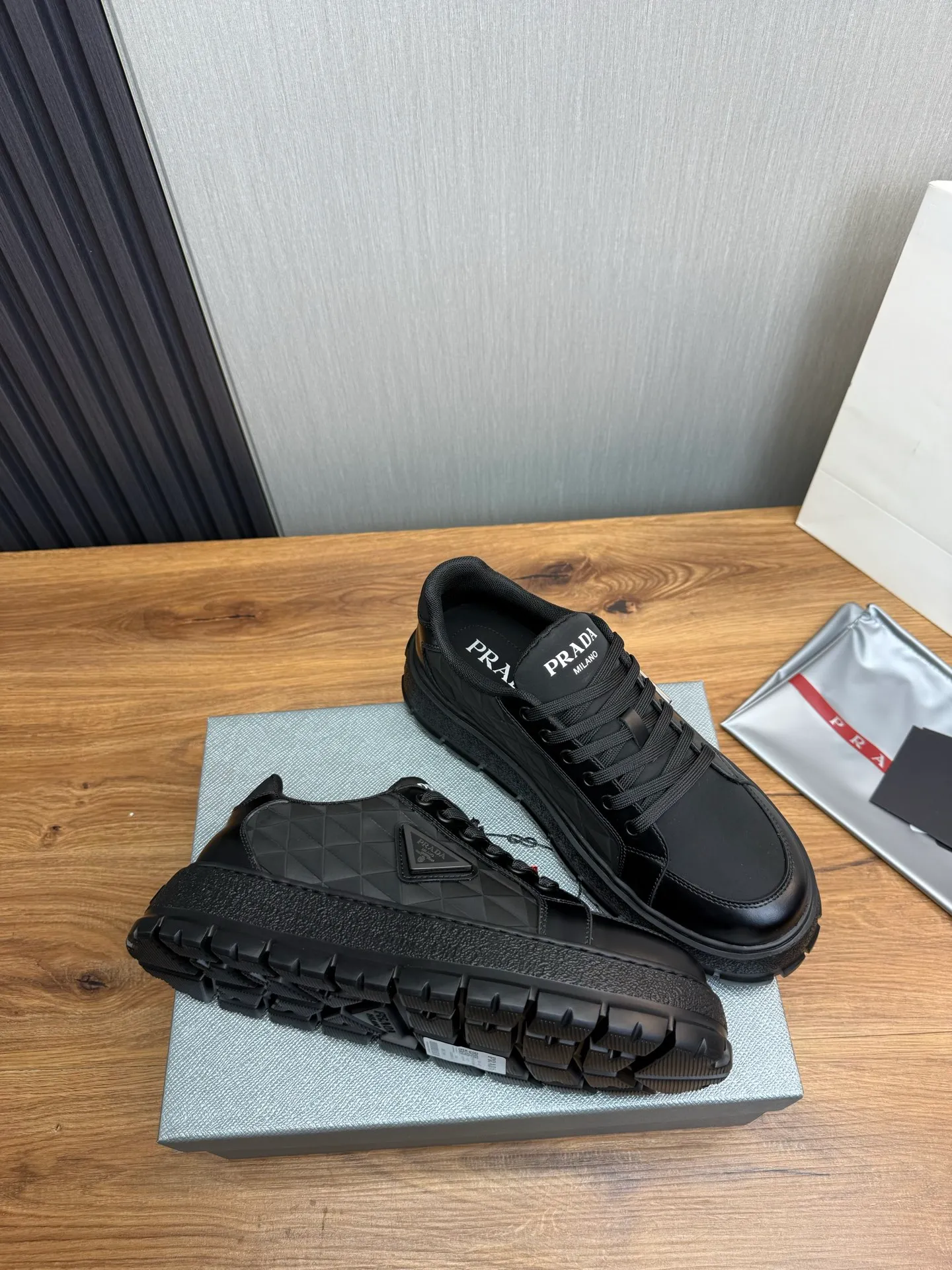 Men's shoes 💰580💰 [PRADA] Autumn and winter hot men's shoes shipped 👏Official website synchronized ⬆️Original fly-woven cowhide fabric + cowhide lining, 1⃣️:1⃣️reproduction, original sole, 38-45 (45. Customized, non-refundable)